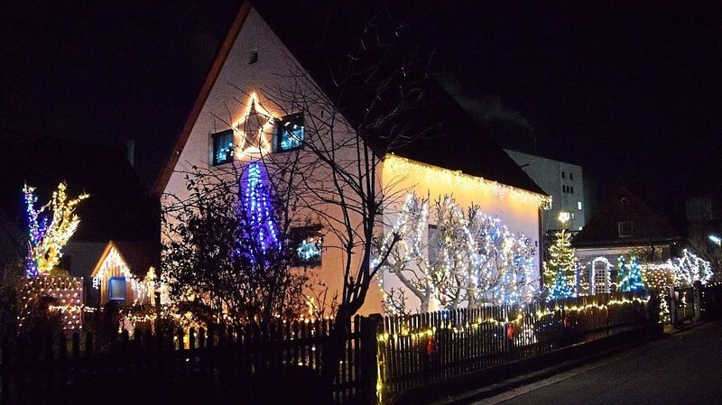 Am ersten Advent startete die Beleuchtungssaison beim Moosburger Weihnachtshaus.