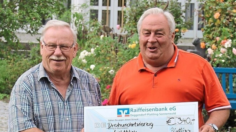 Franz Klingerbeck vom Verein "Lichtblick" (l.) freute sich sehr über das Geld von Seniorenbeauftragtem Max Thoma.