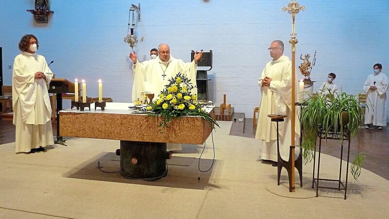 Gemeinsam mit Regionaldekan Holger Kruschina (rechts) und Dekan Michael Reißer feierte Bischof Rudolf Voderholzer die heilige Messe in Runding.