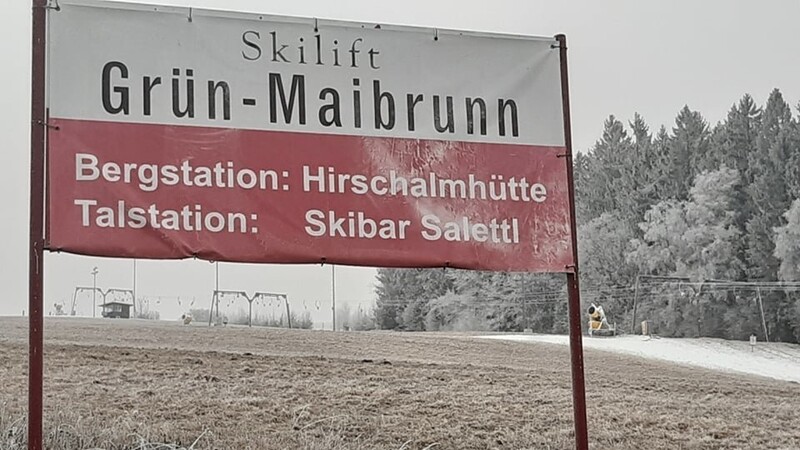 Noch ist die Skipiste in Grün-Maibrunn leer. Ob hier in absehbarer Zeit Skifahrer und Snowboarder anzutreffen sind, ist noch unklar.