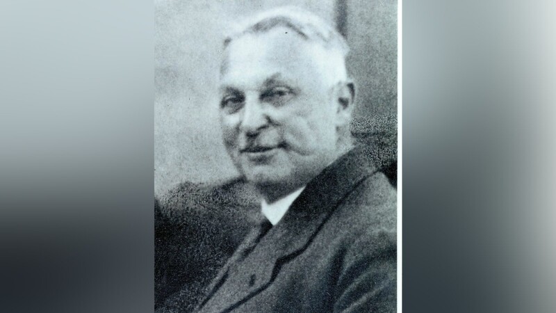 Der Allgemeinarzt und Sanitätsrat Dr. Carl Perzel war von 1900 bis zu seinem Tod 1946 in Schierling tätig.