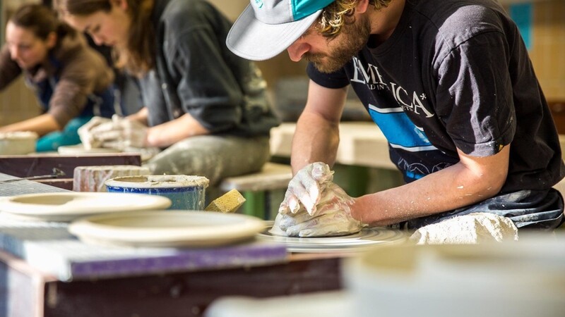 Ein batzige Angelegenheit: Schmutzige Schürzen und Finger gehören zum Berufsalltag eines Töpfers. Die Grundausbildung in der Keramik ist echte Handarbeit.