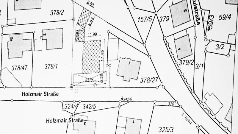 Diese Planskizze zeigt das Problem mit den vier Stellplätzen vor dem geplanten Mehrfamilienhaus Am Spitz 3 in Reichertshausen (schraffiert) mit der Ausfahrt direkt auf die Holzmair Straße.