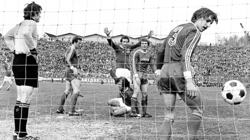 Ein Sieg für die Ewigkeit: Am 16. April 1977 schießt der FC Saarbrücken den FC Bayern um Nationalkeeper Sepp Maier mit 6:1 ab.
