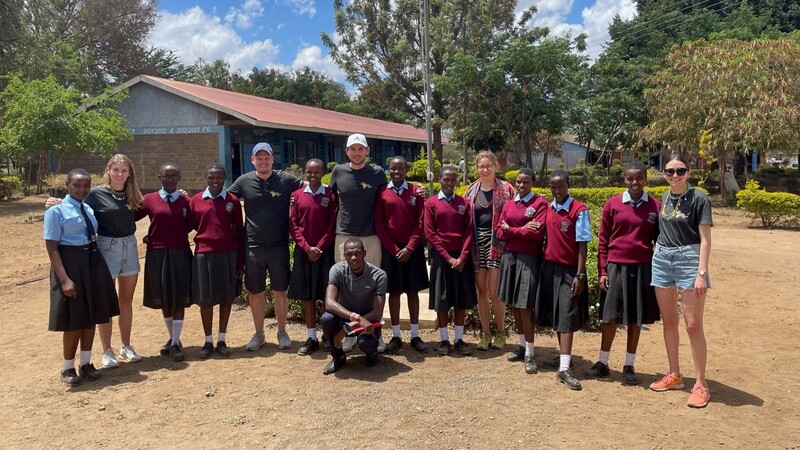 Fünf der Vereinsgründer haben einen Teil der Mädchen in Kenia besucht, die dank der Patenschaften in eine Schule gehen können.