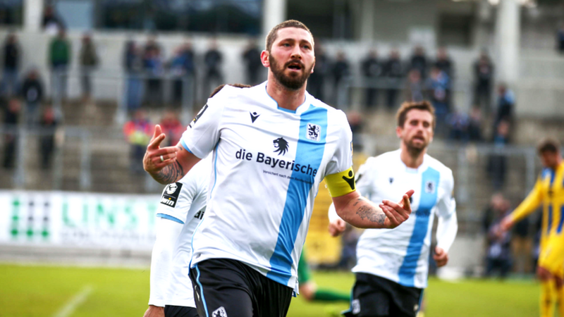 Sascha Mölders bejubelt einen Treffer gegen Eintracht Braunschweig