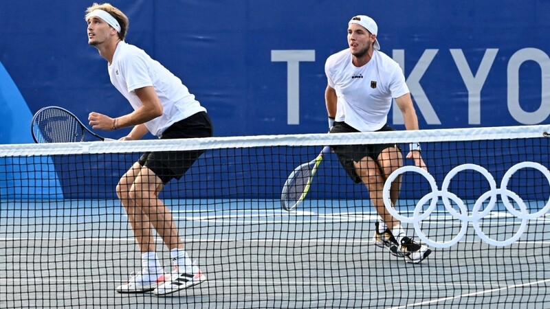 Alexander Zverev (l.) und Jan-Lennard Struff erreichen das Olympia-Viertelfinale.