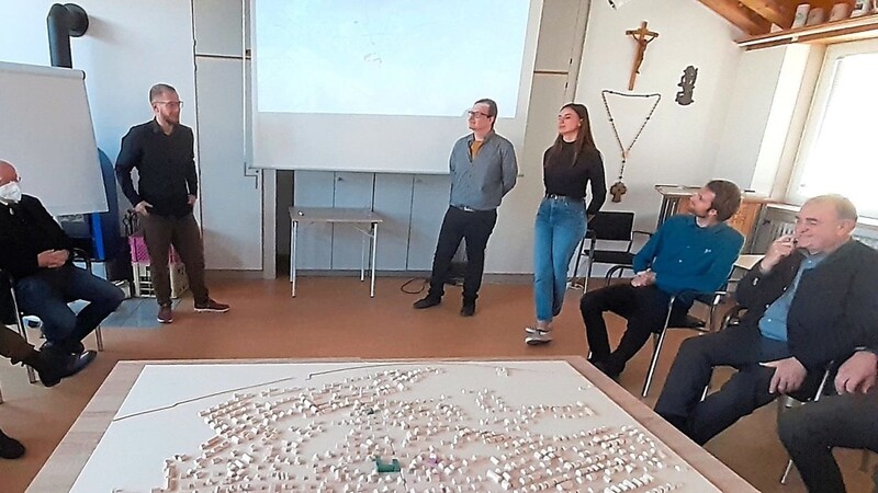 Drei Studenten der Ostbayerischen Technischen Hochschule stellten den Gemeinderäten Ideen für die künftige Entwicklung Tegernheims vor.