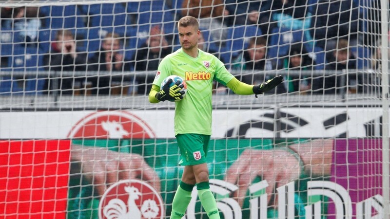 Bald im Trikot von Borussia Dortmund: Jahn-Torwart Alexander Meyer.