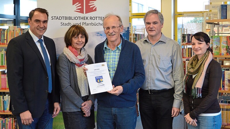Bürgermeister Alfred Holzner, Hildegard und Bernhard Sotzny vom Büchereiteam, Pfarrer Josef Pöschl und Förderlehrerin Elisabeth Seisenberger freuen sich über die Auszeichnung.