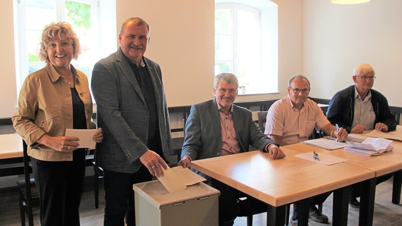 Vormittags haben MdB Max Straubinger und seine Frau Brigitte in Haunersdorf - erstmals im neuen Bürgerhaus - gewählt. Seit 1994 ist Straubinger Direktabgeordneter des Wahlkreises.