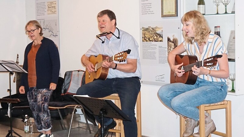 Monika Bückert, Ali und Hanni Stadler (von links) sangen und spielten humorvolle, nachdenkliche und lyrische Lieder.