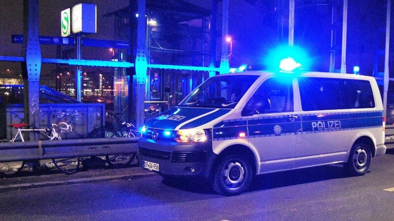 Kurioser Einsatz für die Münchner Bundespolizei in der Nacht auf Samstag an der Haltestelle in Haar. In der S4 hatte sich der 40-jährige Lokführer kurzerhand unten rum seiner Uniform entledigt.