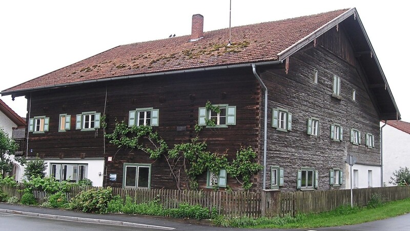 Das sogenannte Wohnstallhaus in Oberndorf stammt aus dem 17. Jahrhundert und wurde im vergangenen Jahr vom Unwetterereignis zusätzlich in Mitleidenschaft gezogen.
