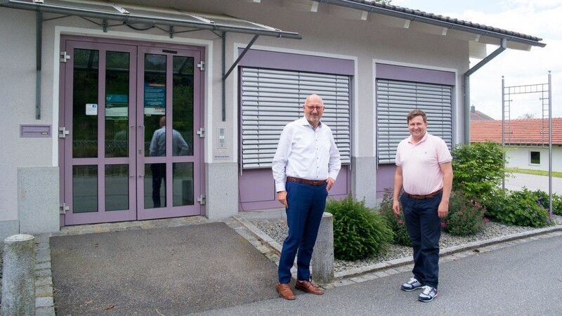 Bürgermeister Andreas Eckl (re.) mit MdL Manfred Eibl vor der ehemaligen Filiale der GenoBank in Moosbach, die ein Dorfladen werden soll.