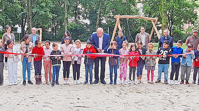 Die Klasse 2c der Grundschule St. Nikola unterstützte Oberbürgermeister Alexander Putz bei der symbolischen Eröffnung des Spielplatzes.