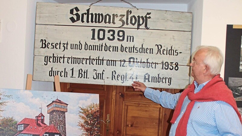 Eine Rarität ist dieses Schild, das die deutschen Besatzer 1938 angebracht hatten. Davor ein Bild des Waldmünchner Malers Franz Frei.