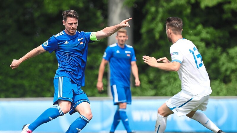 DIE EINSTELLUNG DER BFV-ELF (in blau) stimmte auch im Spiel gegen die Slowakei. Luft nach oben hat die Mannschaft von Verbandstrainer Engin Yanova aber noch in Sachen Ballbesitz und Spielkontrolle.
