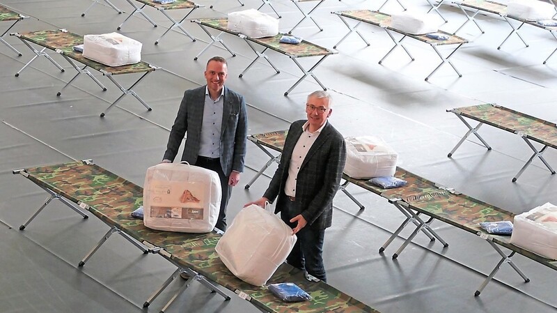 Landrat Werner Bumeder (rechts) und Bürgermeister Armin Grassinger machten sich in der Turnhalle Höll-Ost ein Bild vor Ort.