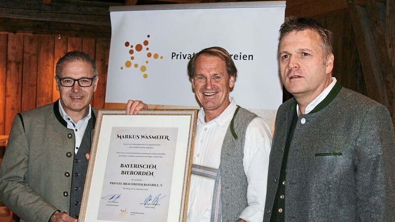 Markus Wasmeier (Mitte) wurde im Dezember mit dem Bayerischen Bierorden ausgezeichnet. Im Juni sind seine Biere beim Bierfestival zu verkosten. Unser Bild zeigt Wasmeier mit Georg Rittmayer, Präsident der Privaten Brauereien (links) und dessen Hauptgeschäftsführer Stefan Stang.