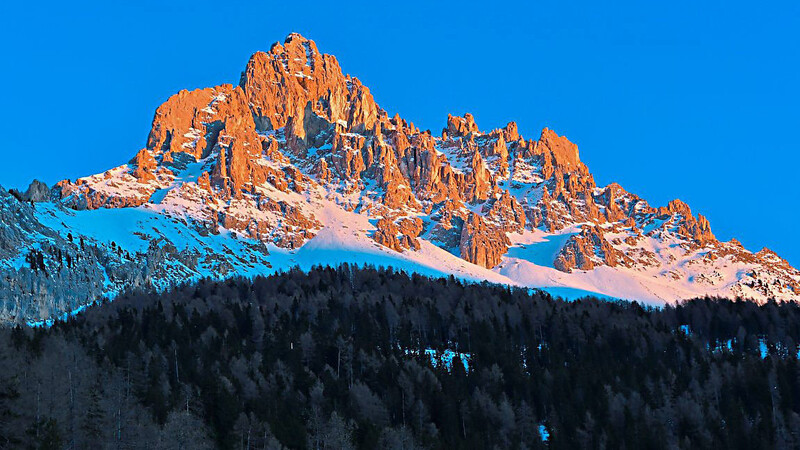 Die bizarren Felsnadeln des Latemargebirges immer im Blick haben Wintersportler im Skigebiet Obereggen in Südtirol.