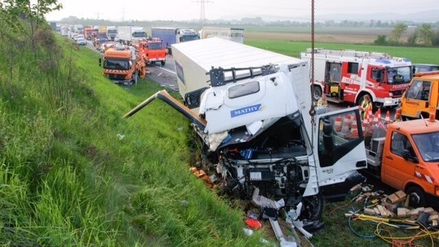 Bei diesem Unfall zwischen Neutraubling und Rosenhof am 29. April wurde ein Bauarbeiter von einem Lkw überfahren und mitgeschleift.