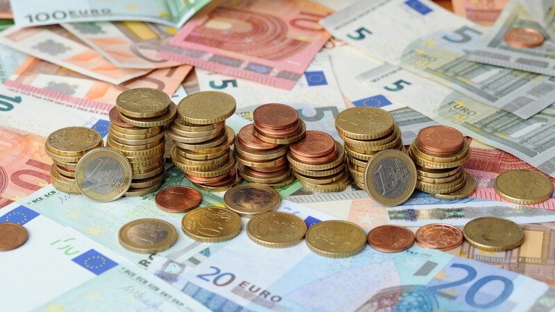 Das Bruttoeinkommen eines Haushalts mit Bruttoeinkommen 50.000 Euro werde heute mit mit 1.600 Euro weniger pro Jahr belastet als 1986, fand das Ifo-Institut heraus.