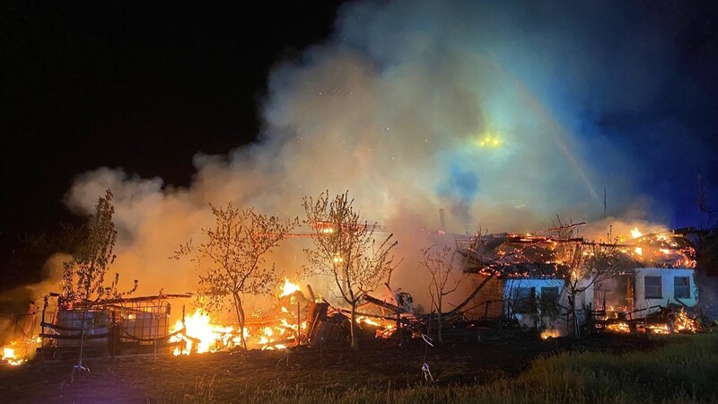 Eine Halle in Kleinlintach stand am Montagabend in Flammen.
