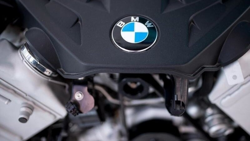 Das BMW Logo auf einem Motor.