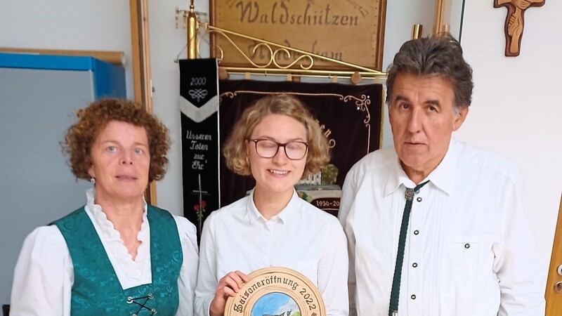 Schützenmeisterin Roswitha Meier freut sich mit Gewinnerin Antonia Matzberger und Spender Peter Meier (v.l.).