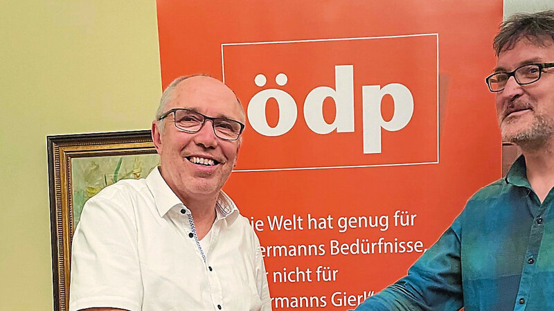 ÖDP-Kreisvorsitzender Heiko Helmbrecht (r.) gratuliert Kreisrat Lorenz Heilmeier (l.) zum Wahlergebnis.