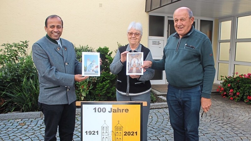 Die ersten Exemplare der Festschrift erhielten Pater Michael Raj (links) und Pfarrgemeinderatsvorsitzende Barbara Rohrmaier vom Verfasser der Festschrift Josef Neumaier überreicht.