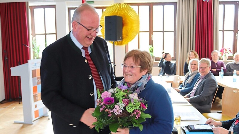 Landrat Löffler dankt der scheidenden Behindertenbeauftragten Wera Müller.