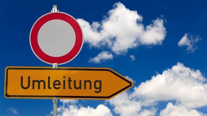 Bei den Straßensperrungen im Landkreis Straubing-Bogen wird der Verkehr umgeleitet (Symbolbild).