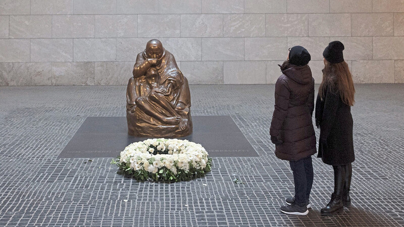 Die berühmte Skulptur "Mutter mit totem Sohn" von Käthe Kollwitz in der Neuen Wache in Berlin.
