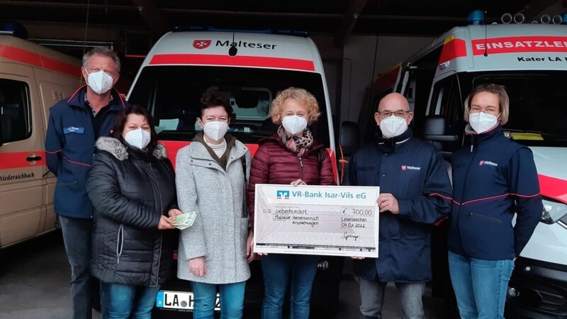 Die Kletznklopfarinnen aus Leberskirchen unterstützten mit den gesammelten Spenden unter anderem den Herzenswunsch-Krankenwagen.