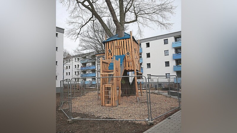 Ein Spielhaus aus Holz steht zwischen frisch renovierten Wohnhäusern. Weil auch in Donaustauf künftig mehr Geschossbau zu erwarten ist, regelt der Markt in einer Satzung, wie viel Geld die Investoren für private oder öffentliche Spielplätze ausgeben müssen.
