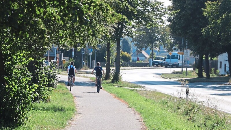 Zwei Radler fahren auf Höhe Walkenstetten auf dem Radweg zwischen Eggmühl und Schierling. Der Radweg soll nun nach dem Beschluss des Marktgemeinderates nachts beleuchtet werden - mit einem so genannten "Light on demand".