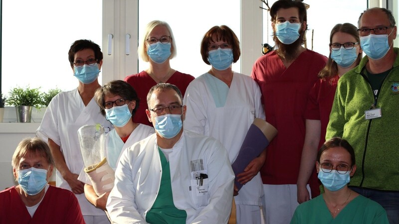 Das Team der Lymphangiologie mit Chefarzt Dr. Roland Brückl (Mitte), Stationsärztin Birgit Fosso (Mitte, mit Modell) sowie den Stationsleitungen Petra Linke (hinten, links) und Walter Knecht (ganz rechts).