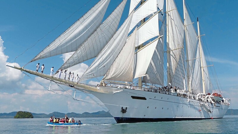 Unter vollen Segeln ist das historisch anmutende Schiff in der Andamensee unterwegs.