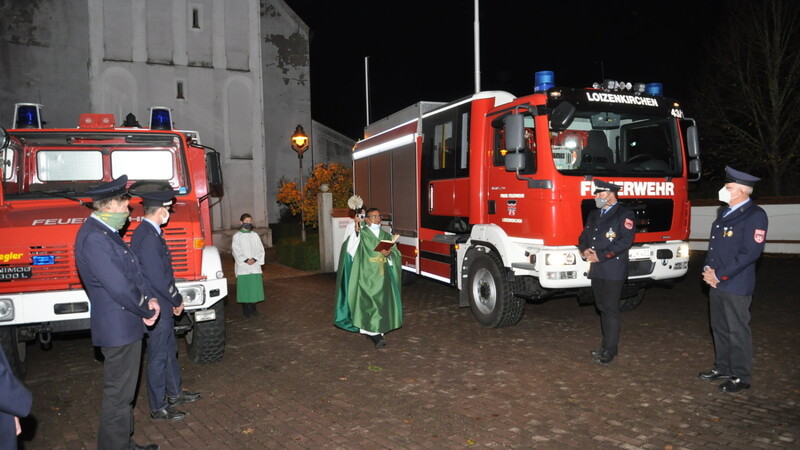 Auf dem Vorplatz der Pfarrkirche erteilte Pfarrer Hrudaya Madanu den Segen für das neue Einsatzfahrzeug der Feuerwehr Loizenkirchen.