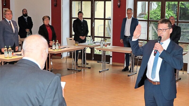 Edgar Fellner als dienstältester Stadtrat nahm dem neuen Mainburger Bürgermeister Helmut Fichtner (rechts) den Amtseid ab.  Foto: Kistler