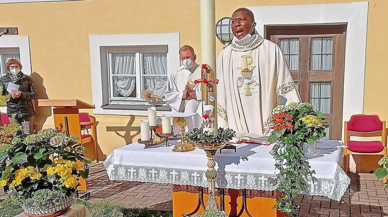 Im sonnigen Pfarrgarten in Semerskirchen zelebrierte Pfarrer Dr. Stephen Annan den gut besuchten Ostergottesdienst.