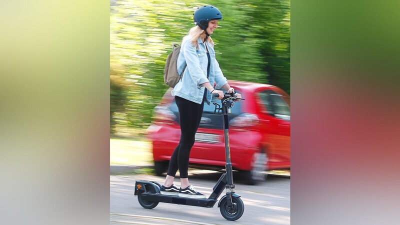 Bald dürfen auch in Landshut die E-Scooter auf Radwege und Straßen - doch längst nicht alle Modelle.