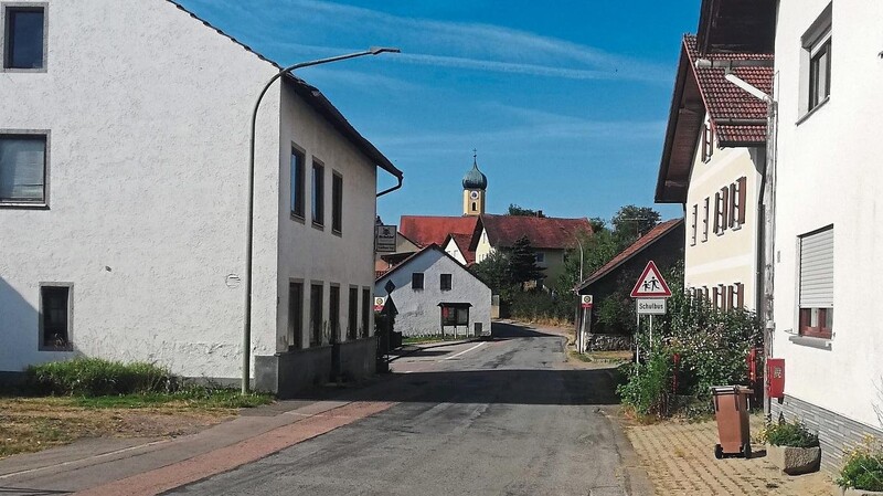 Entlang der Staatsstraße wird im Rahmen der Dorferneuerung Bernried ein durchgängiger Gehweg errichtet.