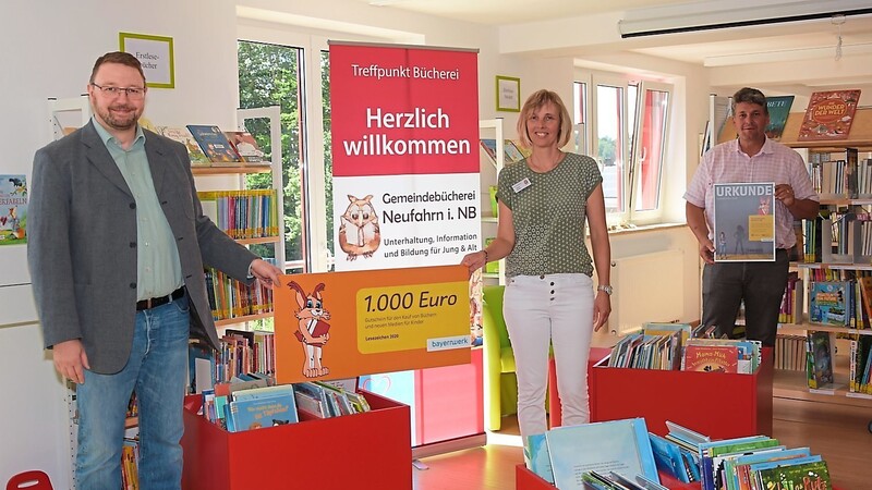 Vergangene Woche überreichte Thomas Brockel von Bayernwerk den Preis an Büchereileiterin Silvia Müller und Bürgermeister Peter Forstner.