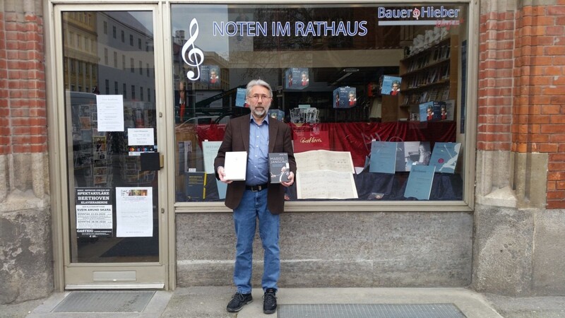 Johannes May vor der Musikalienhandlung Bauer & Hieber im Rathaus.