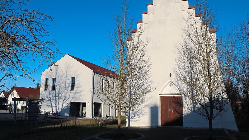 Das denkmalgeschützte Leichenhaus, der Chorturm der ehemaligen Pfarrkirche, befindet sich in unmittelbarer Nähe zum Dorfgemeinschaftshaus in Pinkofen.