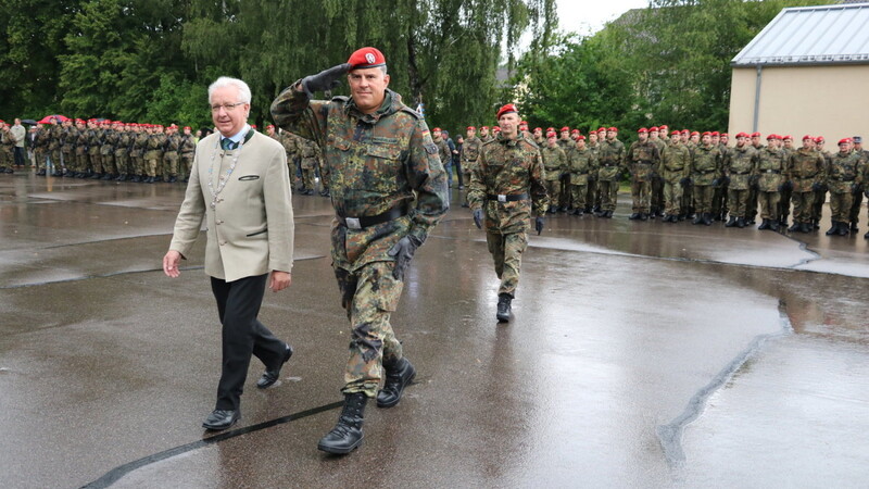 Bürgermeister Franz Schedlbauer zusammen mit dem Kommandeur Oberstleutnant Ronny Schievelkamp sowie dem stellvertretenden Kommandeur Oberstleutnant Rene Jarschke (von links) beim Abschreiten der Front.