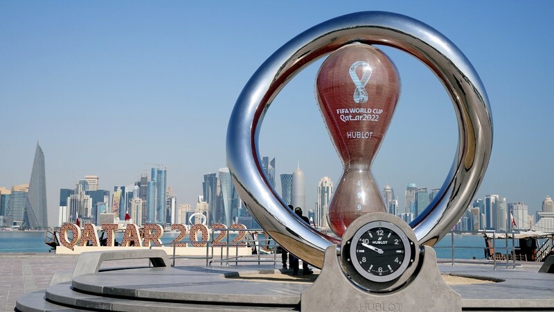 Die Countdown-Uhr für die WM in Katar läuft - doch große Vorfreude ist noch nicht zu spüren.